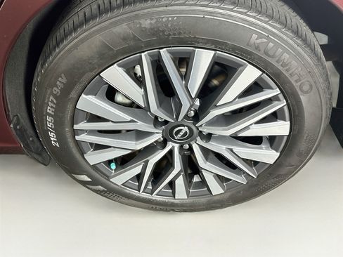 Used 2024 Nissan Altima 2.5 SV FWD image 11
