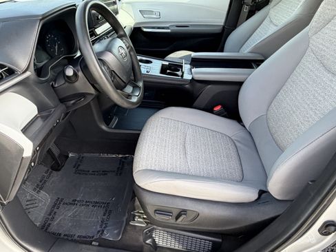 Certified 2025 Toyota Sienna LE FWD image 27