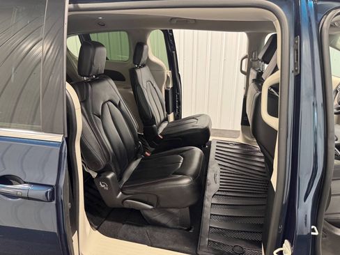 Used 2023 Chrysler Pacifica Touring-L FWD image 19