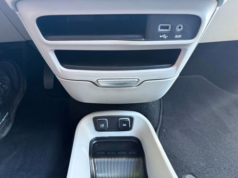 Used 2020 Chrysler Pacifica Touring-L w/ Advanced Safetytec Group FWD image 32