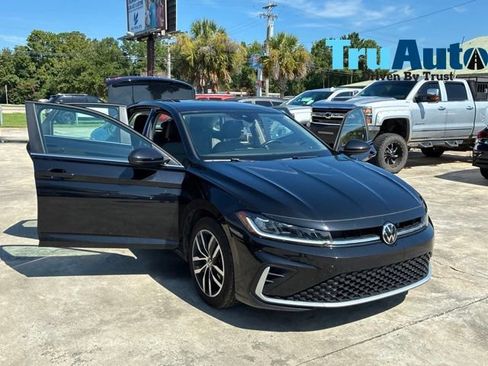 Used 2025 Volkswagen Jetta SE FWD image 9