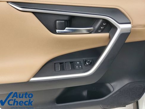 Used 2020 Toyota RAV4 Limited FWD image 21