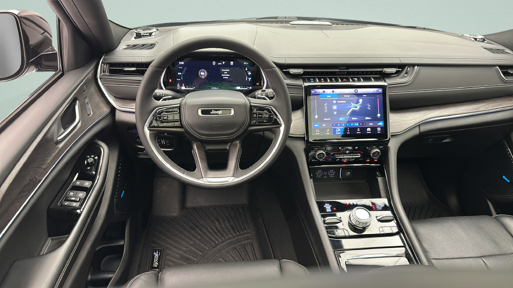 Used 2023 Jeep Grand Cherokee Overland w/ Luxury Tech Group IV AWD/4WD image 10