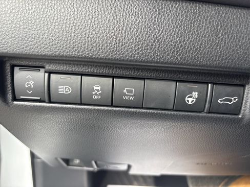 Used 2024 Toyota Venza Limited image 39