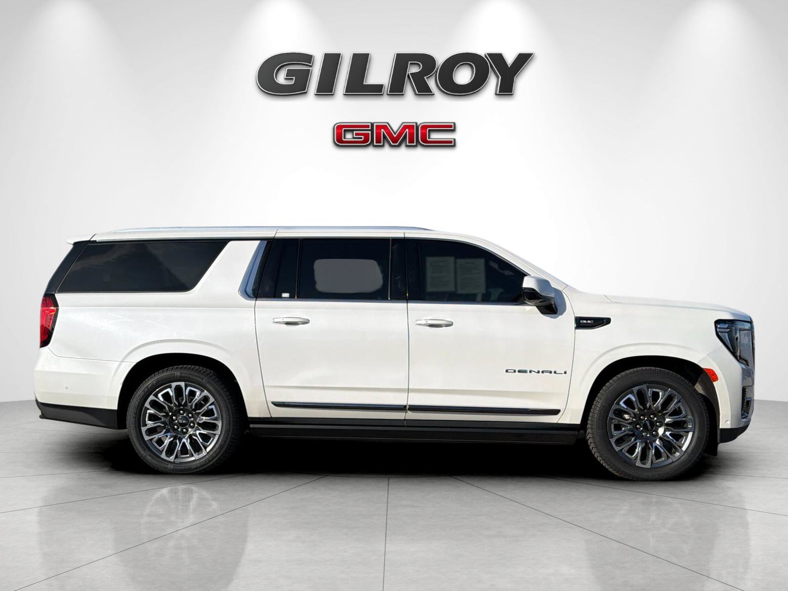 Used 2023 GMC Yukon XL Denali Ultimate AWD/4WD image 2
