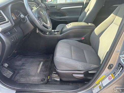 Used 2016 Toyota Highlander LE image 5