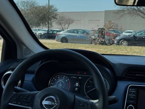 Used 2025 Nissan Versa SV image 34