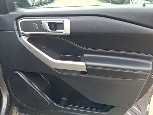 Used 2022 Ford Explorer XLT image 10
