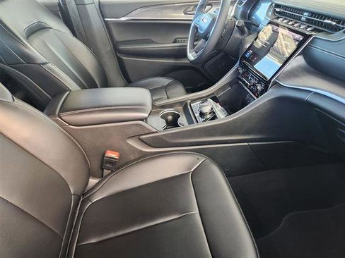 Used 2024 Jeep Grand Cherokee Limited image 11