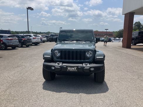 Used 2025 Jeep Gladiator Sport AWD/4WD image 2