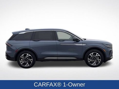 Used 2025 Lincoln Nautilus Premier AWD/4WD image 2