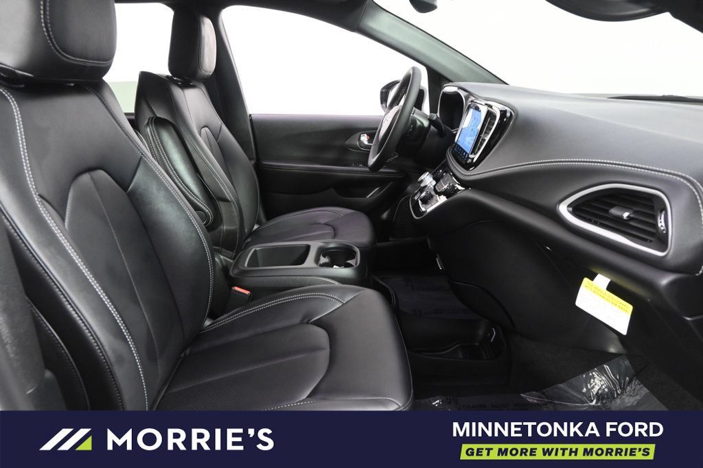 Used 2026 Chrysler Pacifica Select FWD image 17