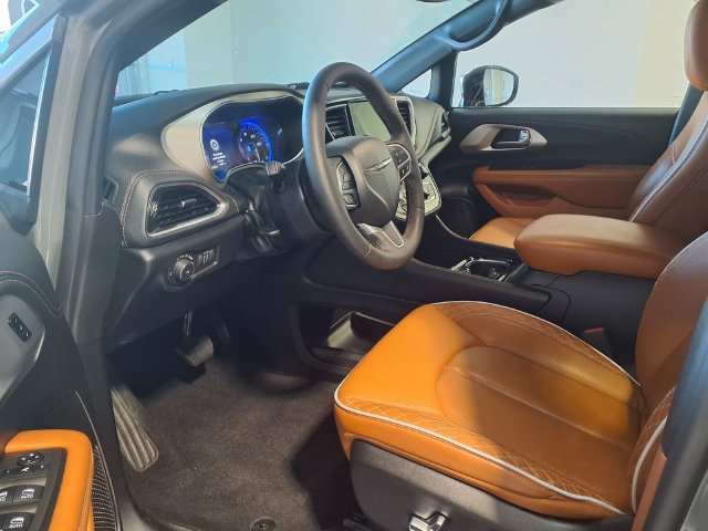 Used 2025 Chrysler Pacifica Pinnacle AWD/4WD image 7