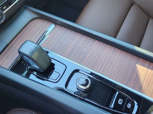 Used 2023 Volvo XC60 B5 Plus image 10