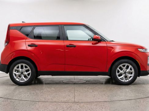 Used 2025 Kia Soul LX w/ LX Technology Package FWD image 11