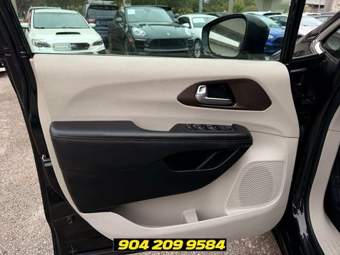 Used 2019 Chrysler Pacifica Touring-L FWD image 21