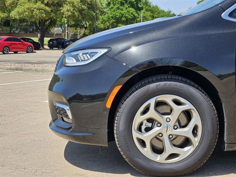 New 2024 Chrysler Pacifica Limited w/ Uconnect Theater Family Group image 9