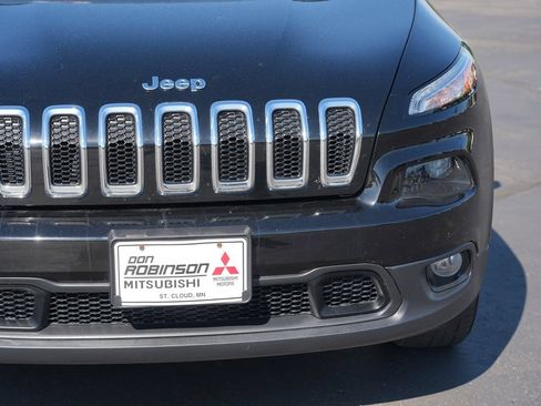 Used 2018 Jeep Cherokee Latitude w/ Safety Group AWD/4WD image 9