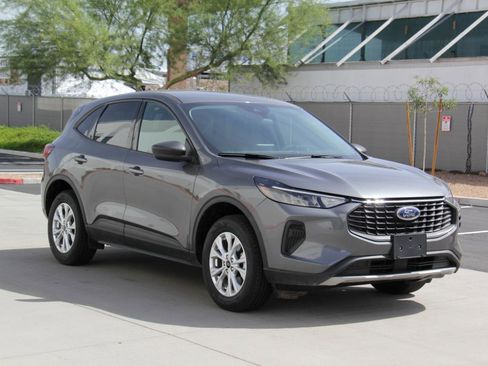 Used 2025 Ford Escape Active AWD/4WD image 3