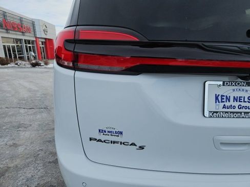 New 2026 Chrysler Pacifica Select image 6