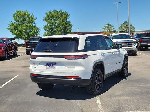 Used 2025 Jeep Grand Cherokee Altitude AWD/4WD image 5