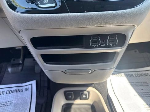 Used 2021 Chrysler Pacifica Touring-L FWD image 25