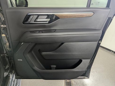 Used 2025 Chevrolet Suburban High Country image 19