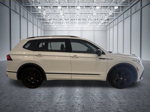 Used 2024 Volkswagen Tiguan SE R-Line AWD/4WD image 4