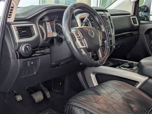 Used 2019 Nissan Titan SV w/ SV Convenience Package image 12