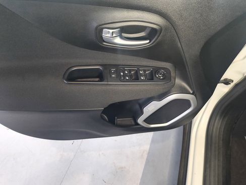 Used 2018 Jeep Renegade Latitude w/ Cold Weather Group image 22