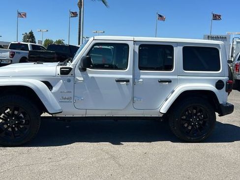 Used 2024 Jeep Wrangler Unlimited Sahara AWD/4WD image 7