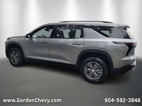 Used 2025 Chevrolet Traverse LT image 3