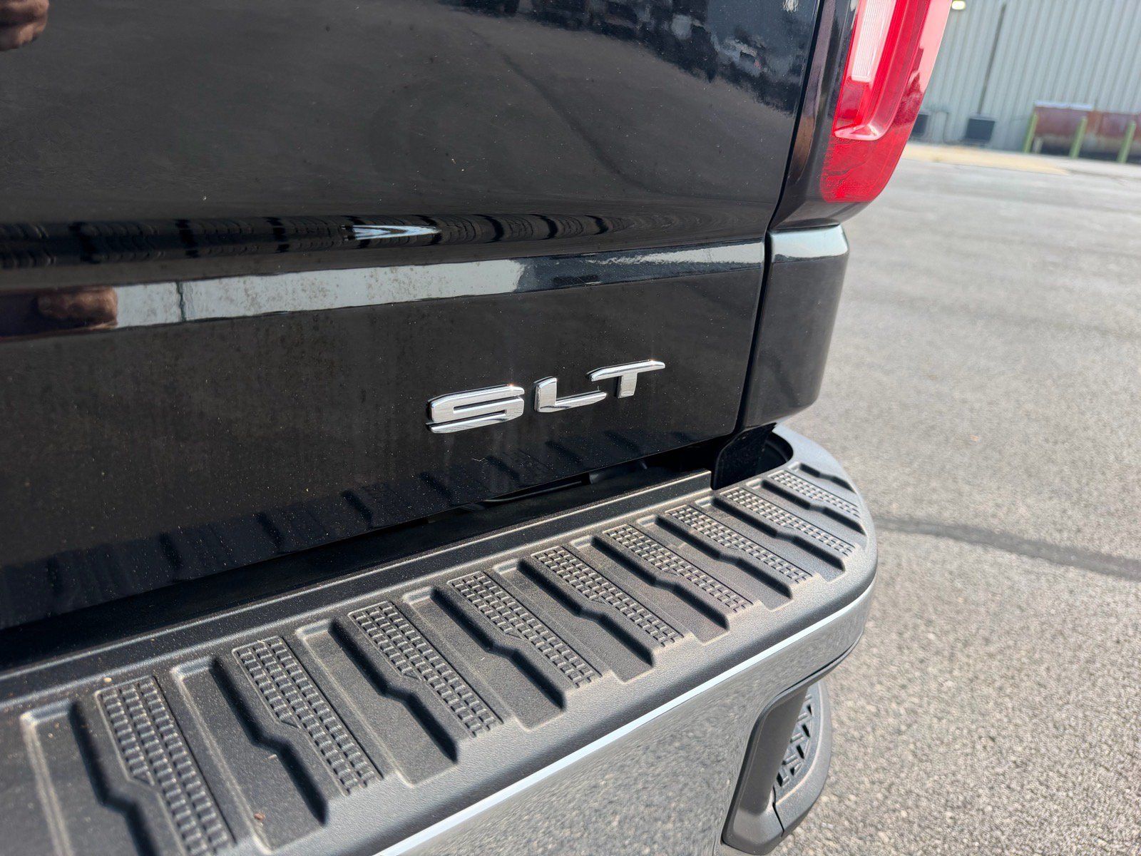 Used 2025 GMC Sierra 1500 SLT AWD/4WD image 18