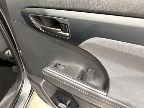 Used 2024 Toyota Highlander LE image 23