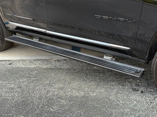 Used 2023 GMC Yukon Denali Ultimate AWD/4WD image 12