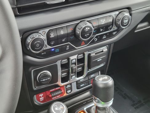 Used 2024 Jeep Wrangler Unlimited Rubicon 4xe AWD/4WD image 16