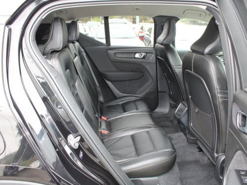 Used 2022 Volvo XC40 T4 Momentum image 11