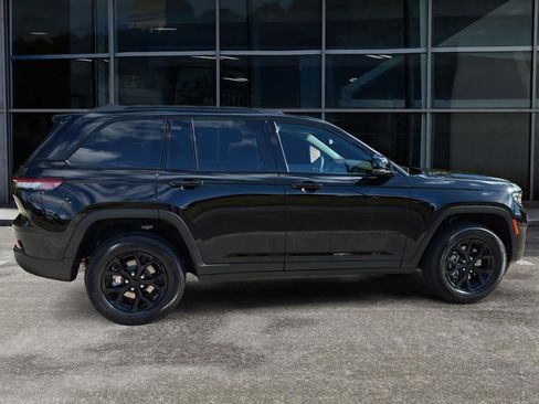 New 2025 Jeep Grand Cherokee Altitude image 8