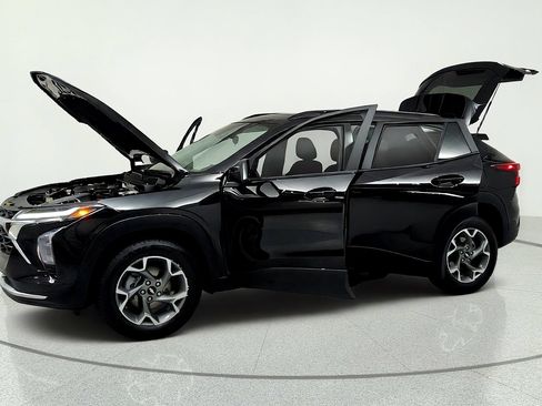 Used 2024 Chevrolet Trax LT w/ Sunroof Package FWD image 9