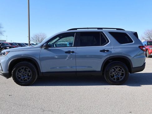 Used 2025 Honda Pilot TrailSport image 8
