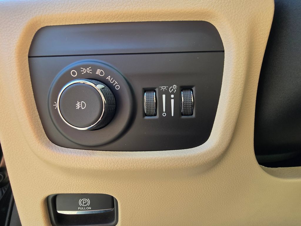 Used 2023 Jeep Grand Cherokee Limited w/ Luxury Tech Group II AWD/4WD image 28