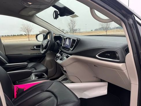 Used 2023 Chrysler Pacifica Touring-L image 23