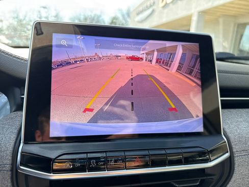 Used 2024 Jeep Compass Latitude image 18