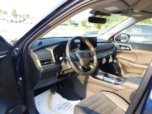 New 2025 Mitsubishi Outlander SE image 12