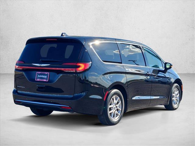 Used 2025 Chrysler Pacifica Select FWD image 5