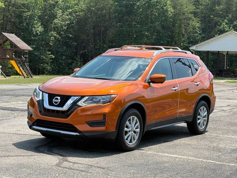 Used 2017 Nissan Rogue SV w/ SV Premium Package AWD/4WD image 8