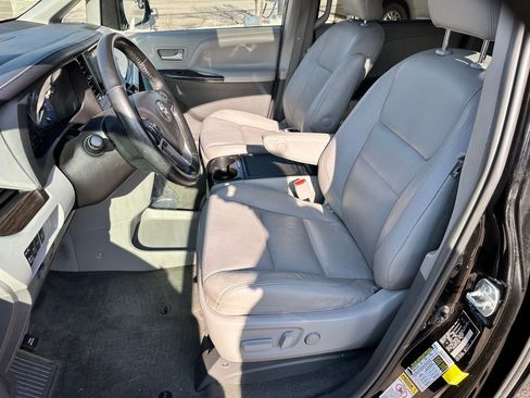Used 2015 Toyota Sienna XLE Premium image 19
