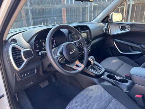 Used 2025 Kia Soul LX w/ LX Technology Package FWD image 32