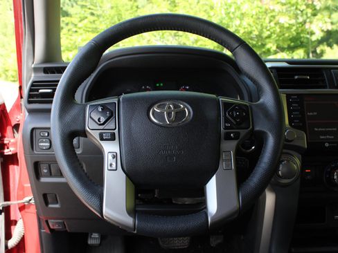 Used 2021 Toyota 4Runner SR5 Premium w/ Moonroof Package AWD/4WD image 9