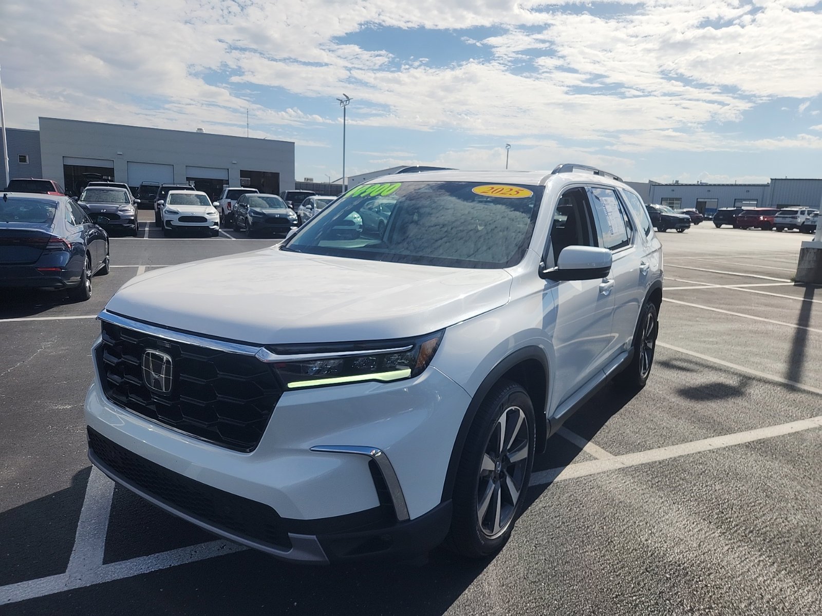 Used 2025 Honda Pilot Touring image 3